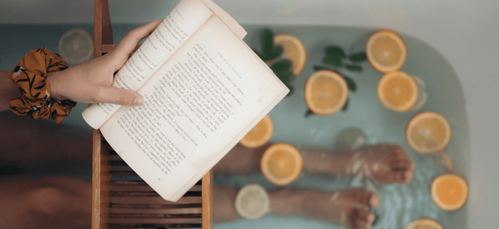 foto leyendo tina naranjas relajado relax libro claros baño disfrutar lectura leer es vida